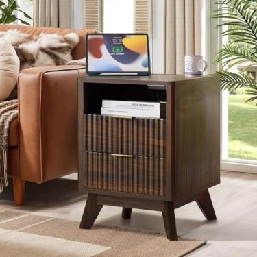 Imagem de Mesa de cabeceira canelada – Mesa de cabeceira moderna de 45,7 cm / 2 gavetas, tampo de mármore sintético, design curvado para armazenamento de quarto e sala de estar (nogueira)