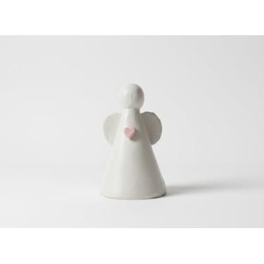 Imagem de Anjo Decorativo em Cerâmica Branca com Coração Rosa, Artesanal, 8 cm de Altura, Peça Esmaltada à Mão para Decoração