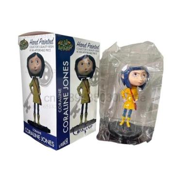Imagem de Boneca Articulada Coraline Jones Com Camisa Listrada E Casaco De Chuva