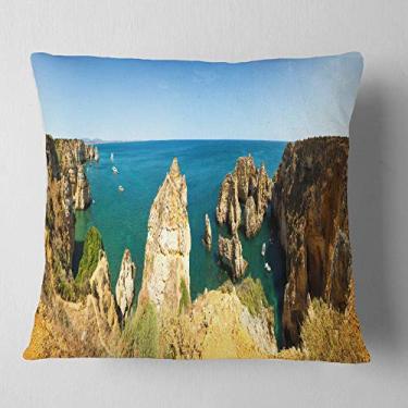 Imagem de Sala de estar de praia grande com paisagem de montanhas nubladas Designart, sofá, almofada de alta qualidade + capa de almofada impressa em ambos os lados 66 cm x 66 cm