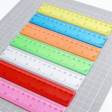 Imagem de Pacote com 14 réguas transparentes de cores sortidas, réguas pequenas de 15 cm, conjunto de réguas métricas transparentes com centímetros e centímetros para artesanato faça você mesmo, sala de aula