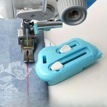 Imagem de Régua magnética 3 em 1 com furador de costura e passador de agulha, barreira de borda magnética e kit de noções de costura manual e máquina (azul)