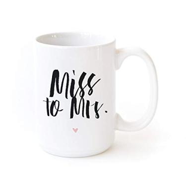 Imagem de The Cotton & Canvas Co. Caneca de café de casamento. Presentes de festa de noivado, Miss to Mrs.
