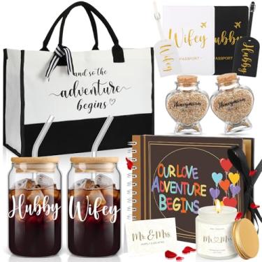 Imagem de Singhoow 12 peças presentes de casamento lua de mel para casal Mr. Mrs Bridal Shower Presentes de noivado com vidro livro de aventuras scrapbook porta-passaporte etiquetas de bagagem bolsa sacola