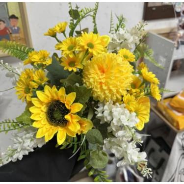 Imagem de GYWJJ Flores amarelas artificiais, girassóis, caules de flores de seda falsas, buquê de casamento para mesa de casa, centro de mesa, escritório, decoração de cozinha