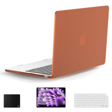 Imagem de PHOCAR Capa rígida para MacBook Air de 13 polegadas, capa de proteção de policarbonato laranja com pés antiderrapantes, design fino profissional, compatível com chip M2