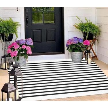 Imagem de BUAGETUP Tapete listrado para ambientes externos, tecido à mão, de algodão, lavável em preto e branco, tapete para varanda frontal para área interna/externa, tapete de chão para casa de fazenda
