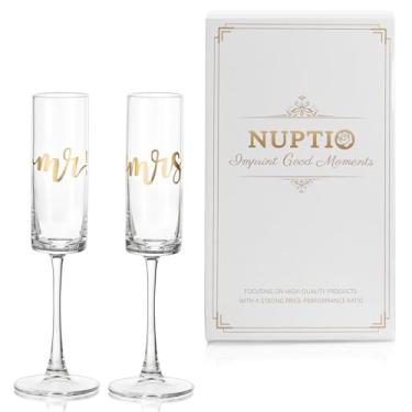 Imagem de NUPTIO Taças de champanhe para presente de casamento: conjunto de 2 flautas gravadas Sr. Mrs Prosecco ouro dele dela presente personalizado casal noivo noiva noivado aniversário dia dos namorados