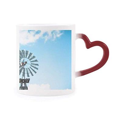 Imagem de Moinho de vento nuvens brancas céu azul sensível ao calor Caneca vermelha muda de cor