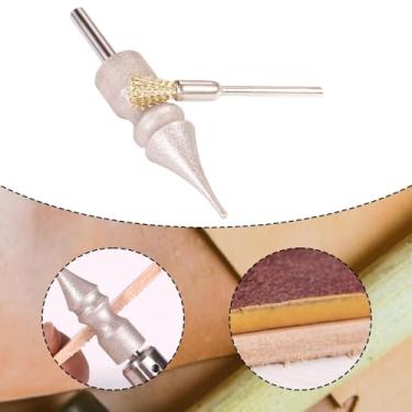 Imagem de Esquirla Ferramenta de brunimento para couro com escova de arame de cobre, ideal para polir e lixar bordas de bolsas e acessórios. Veja em casa ou no estúdio.