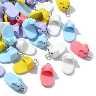 Imagem de Stiesy 50 peças de pingentes em forma de chinelo de resina de cores mistas em forma de cachorro fofo pingente de sapato em massa para fazer joias faça você mesmo artesanato colar pulseira