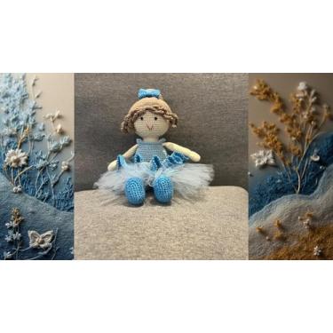 Imagem de Boneca Duda Bailarina Amigurumi, Crochê Artesanal em Algodão, Vestido Azul com Tule, Decoração Infantil com Laço e Detalhes Delicados