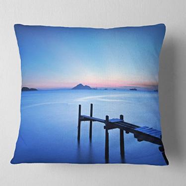 Imagem de Designart Pier de madeira no mar azul, sala de estar, sofá, enchimento de almofada de alta qualidade + capa de almofada impressa em ambos os lados 45,72 x 45,72 cm