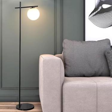 Imagem de Luminária de chão minimalista para interiores, com esfera de vidro branco, ideal para leitura em cantos. Perfeita para sala de estar, com interruptor de pé, base de mármore e design que prot