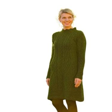 Imagem de Original Aran Company Vestido de lã irlandesa inspirado em Aran – Ideia de presente de lã Valerie com pontos de cabo e detalhe de crochê, Verde militar, XG