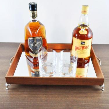 Imagem de Bandeja Café Espelhada-LUXO Madeira cor MARROM 26x39x5 com alças e pés metal prateado/cromado