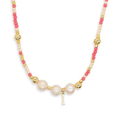 Imagem de Agriajun Gargantilha com inicial de pérolas douradas rosa bege para mulheres e adolescentes, boêmio feito à mão com contas de sementes personalizadas com nome de letra, pequeno colar, praia, surfista,