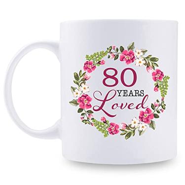 Imagem de Presentes de aniversário de 80 anos para mulheres - Caneca de aniversário de 80 anos amada com uma guirlanda - Ideias de presente de 80 anos para vovó, mãe, filha, irmã, esposa, amigo, primo, tia, colega de trabalho - Caneca de café de 325 ml