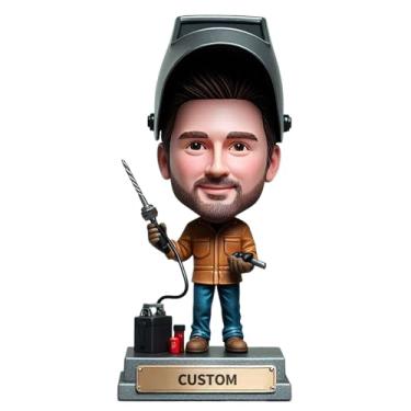 Imagem de Soldador masculino que balança a cabeça em capacete de soldagem personalizado feito à mão para comerciantes de metal e amantes de arte industrial, presente resistente para pais, irmãos e homens