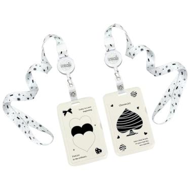 Imagem de Pacote com 2 porta-crachás retráteis com estampas de cartas de baralho – Porta-cartões divertido com corda para fácil acesso, estojo de identificação de estudante com abertura deslizante (espada)