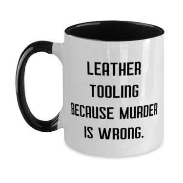 Imagem de Leather Tooling Because Murder is Wrong. Caneca de dois tons de 325 ml, copo de ferramentas de couro, ideia única para ferramentas de couro
