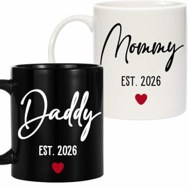 Imagem de ZingSurp Conjunto de canecas Mommy Est 2026 e Daddy Est 2026 xícaras de café de cerâmica 325 ml Presente de chá de bebê Novos pais Gravidez Revelar Dia dos Pais das Mães