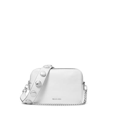 Imagem de Michael Kors Bryant Bolsa transversal média com corrente de zíper duplo para câmera, ferragens prateadas/couro granulado com alça cravejada de cúpula/branco óptico