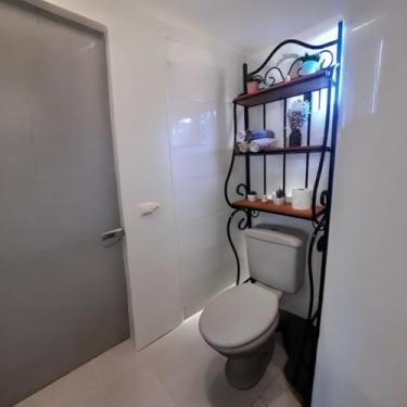 Imagem de Estante de Banheiro Organizadora Sobre o Vaso Economia de Espaço Artesanal Estrutura em Ferro Resistente Pintura Eletrostática Anti Ferrugem 3 Prateleiras em Madeira Maciça Verniz Fosco Ultra Durável