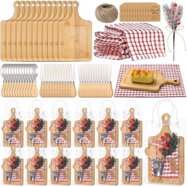 Imagem de 12 conjuntos de tábua de queijo de Natal, tábuas de corte de bambu a granel com garfo de colher, toalha xadrez vermelha, cartão de agradecimento e bolsa de charcutaria de Natal, conjunto de presente
