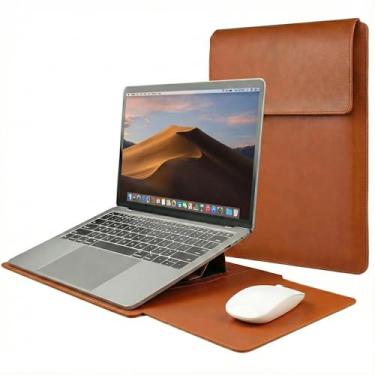 Imagem de Capa PREMIUM em Couro para Macbook Pro e Air 13" a 14" Polegadas (2016-2025) com Suporte Ergonômico e Mousepad Integrado, Compatível com Notebook (Marrom)