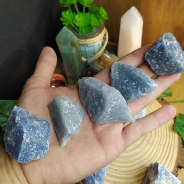 Imagem de Pedra quartzo azul bruto 4 a 6 cm - cura emocional e meditação - crist