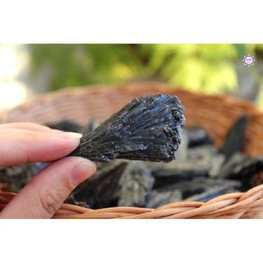 Imagem de Pedra Vassoura de Bruxa Cianita Negra - Limpeza Energética e Proteção 
