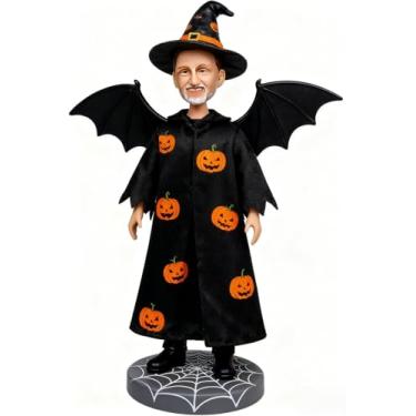 Imagem de Cabeçote de Bruxo de Halloween personalizado feito à mão - Personalizado com asas de morcego, abóbora - roupão estampado e chapéu de bruxa, decoração de estação assustadora perfeita e presente
