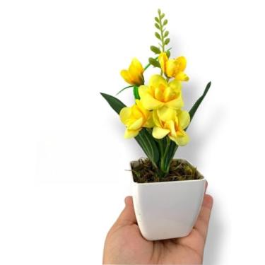 Imagem de Kit com 10 ou 20 Mini Arranjos de Flores Artificiais – Lembrancinhas para Casamento, Aniversário e Decoração com Vaso Acrílico Preto ou Branco(20 UN AMARELAS,VASOS BRANCOS)