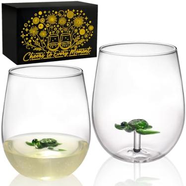 Imagem de OWATRKDEY Taças de vinho artesanais de tartarugas marinhas, presentes de dia das mães, presentes de tartaruga marinha para mulheres, conjunto de 2 com decoração 3D de tartarugas marinhas no interior