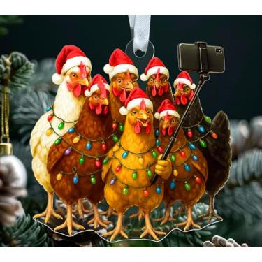Imagem de Enfeites engraçados de Natal de galinha – galinhas de fazenda com chapéus de Papai Noel – tirando selfie – decoração de acrílico – presente para fazendeiros – decoração de árvore de Natal
