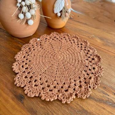Imagem de Sousplat Descanso de Prato Romântico 38cm Crochê Artesanal (Ferrugem)