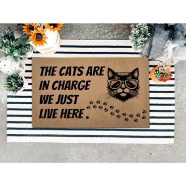 Imagem de ZHAOFLY Capacho engraçado de boas-vindas (60 cm x 39,6 cm) porta de entrada externa/varanda/pátio decoração de casa presente personalizado fosco (os gatos estão no comando, nós apenas moramos aqui)