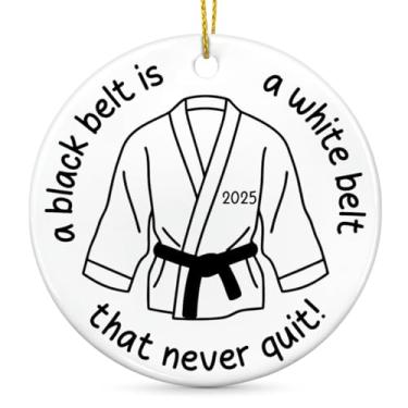 Imagem de Enfeites de Natal de karatê 2025, presentes para instrutores de esportes Taekwondo amantes de karatê ornamento de pendurar de cerâmica para decorações de árvore de Natal