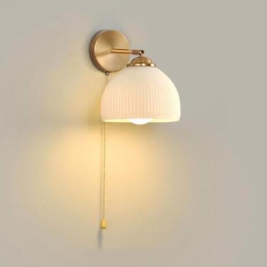 Imagem de Conjunto de 2 arandelas de parede sem fio, com cúpulas plissadas e alimentação por bateria recarregável, estilo industrial retrô dourado, ideais para banheiro e sala de estar.