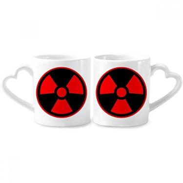 Imagem de Conjunto de canecas de porcelana para casais com símbolo de radiação tóxica química perigosa vermelha e alça de coração