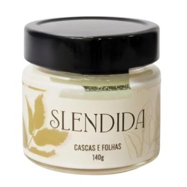 Imagem de Vela Aromática Cascas e Folhas da Splendida, Blend De Ceras Vegetais, 140g, Vidro com Tampa, Pavio de Madeira, Fragrancia com Notas Terrosas e Citricas, Cria Uma Atmosfera de Tranquilidade e Harmonia