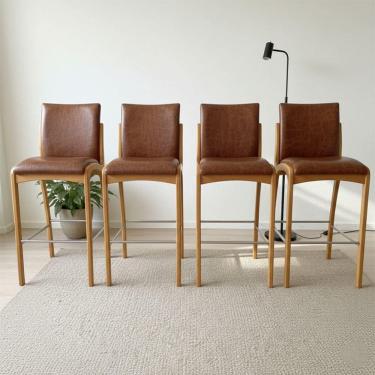 Imagem de Kit 4 Banqueta Aura Alta Madeira Maciça E Courino Marrom Design Moderno Conforto Com Apoio Para Pés Mobília Decor