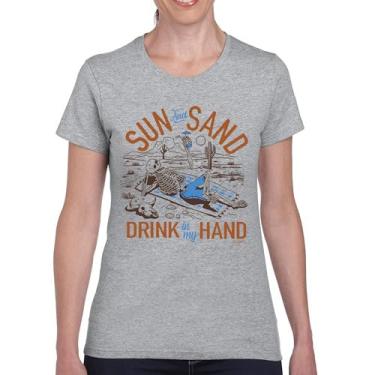 Imagem de Camiseta feminina Sun and Sand Drink in My Hand But its a Dry Heat Funny Skeleton Desert Summer Beach Vacation, Cinza, GG