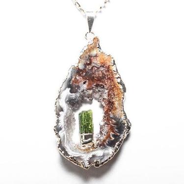 Imagem de Colar Especial Chapa Geodo Turmalina Verde Envolto Prateado - Cristais