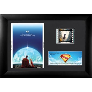 Imagem de FILMCELLS DC Comics – Superman (2025) – Superman e Krypto 17.8 cm x 12.7 cm MiniCell Desktop Presentation – Apresentando clipe de filme de 35 mm com suporte de cavalete – Filme colecionável
