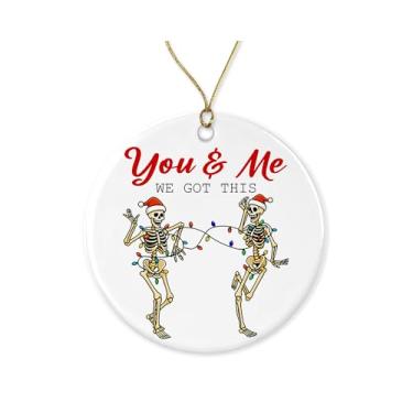 Imagem de You and Me We Got This Ornamento - Esqueleto engraçado de cerâmica para casal - Decoração de árvore de Natal - Esqueleto dançante - Presente para casais amigos impresso em ambos os lados