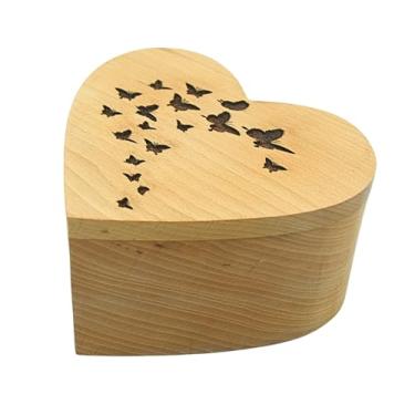 Imagem de Caixa de urna em forma de coração de madeira – Lembrança memorial feita à mão para cinzas – Gravação mínima – Acabamento de madeira natural (borboleta gravada, 15 x 15 x 8 cm)