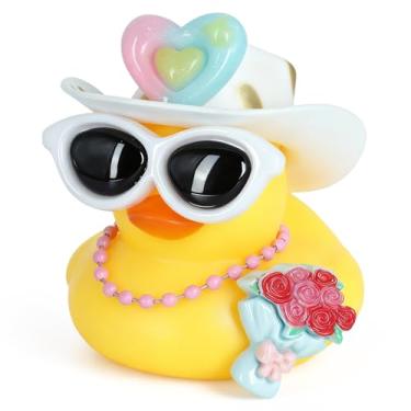 Imagem de BOZILY Pato de borracha com óculos de sol brancos, chapéu de cowboy, decoração de coração, colar rosa, buquê de rosas e fitas adesivas, decoração fofa de painel para adultos, decoração de escritório