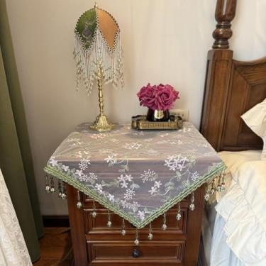 Imagem de Wuluwala Capa de mesa de cabeceira quadrada de renda pano floral bordado toalha de mesa pequena de cabeceira com franjas de contas para quarto, festa de casamento, decoração de casa rústica 66 cm x 66